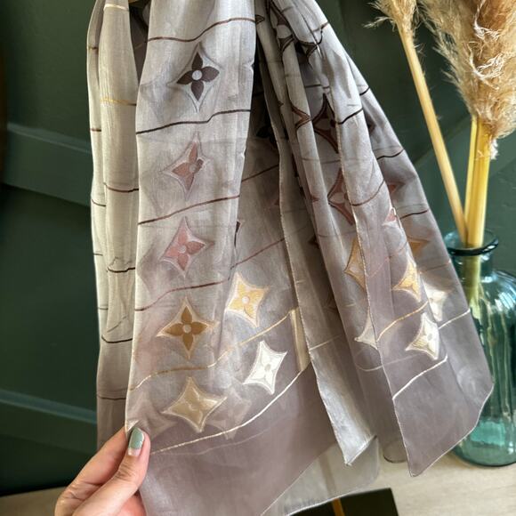 152 NIB LOUIS VUITTON SILK MONOGRAM OMBRE FLEUR STOLE RETAIL $895 - Picture 3 of 3